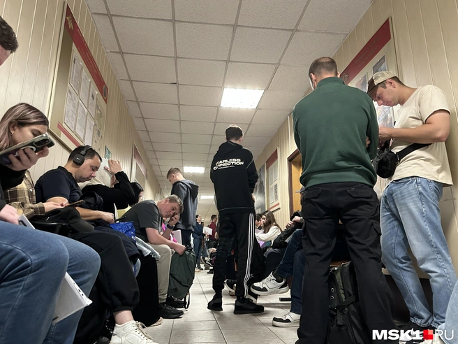 Очередь на первом этаже военкомата | Источник: читатель MSK1.RU