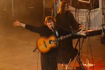 Я прочитал статью «„Член свернулся калачом и плакал“: я прочитал книгу солиста „Бонда с кнопкой“ и познал жизнь (18+)» и познал ярость