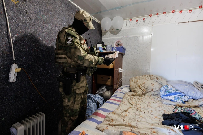 Хозяева комнат сегодня не успели прибраться к приходу гостей | Источник: Алексей Волхонский / V1.RU