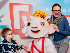 Александр Бердников и Эвелина Бледанс с детьми посетили премьеру мультфильма