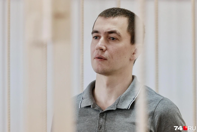 Белоусов до начала заседания успел перекинуться несколькими словами с семьей, попросил привезти ему в СИЗО витамин D в таблетках. «Постельное белье [нужно]?»&nbsp;— спросили родные. «Нет, ничего не надо. У нас там… сервис»,&nbsp;— пошутил он. | Источник: Наталья Лапцевич