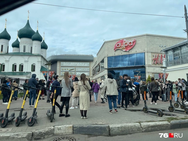 Люди быстро покинули здание | Источник: Алёна Филипова