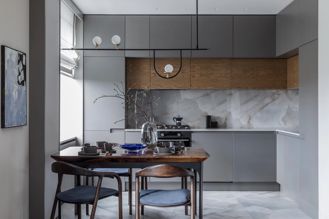 Кухня. Вся встроенная мебель выполнена на заказ Павлом Шатковым. Плитка на фартуке, Rex Ceramiche. Бытовая техника, Asko. столешница на кухне и подоконники, Stone Akril. Светильник над столом Yanzi, Artemide. | Источник: Михаил Чекалов. стиль: Лина Луговая
