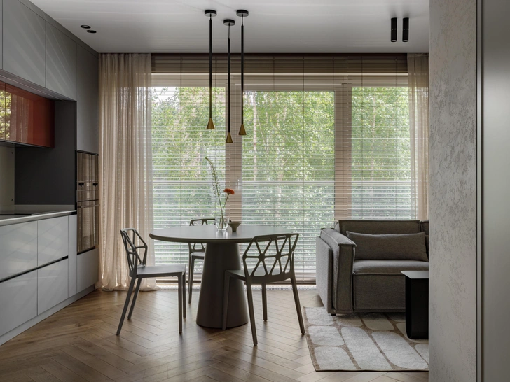 Обеденный стол, TОК. Стулья, Connubia Alchemia. Ваза, Fritz Hansen. Освещение, Maytoni, Odeon Light. Инженерная доска, Legend. Деревянные жалюзи, Amigo. Декоративная штукатурка и краска, Lanors. | Источник: Елизавета Гуровская. Стиль: Анна Стрижак