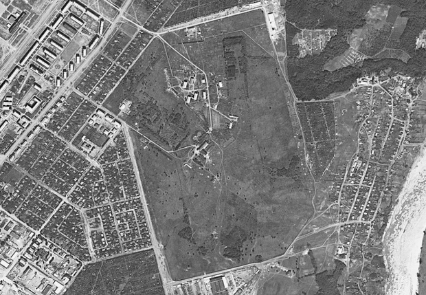 Комплекс радиостанции РВ-1 на снимке американского спутника-шпиона в 1967 году и на современном спутниковом снимке | Источник: Earthexplorer.usgs.gov