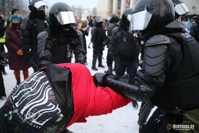 Остатки протестующих у ТЮЗа задержали силовики. В ход пошли «набеги» и «кольцо» (видео, фото) | Источник: Павел Каравашкин/«Фонтанка.ру»