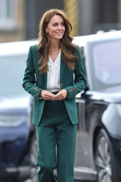 Роскошный зеленый костюм и серьги за 8000 рублей: Кейт Миддлтон посетила текстильную фабрику своего прадеда