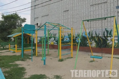 Приставы добились замены детской площадки