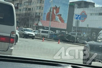 Автомобиль перевернулся после вылета с кольца в Южно-Сахалинске