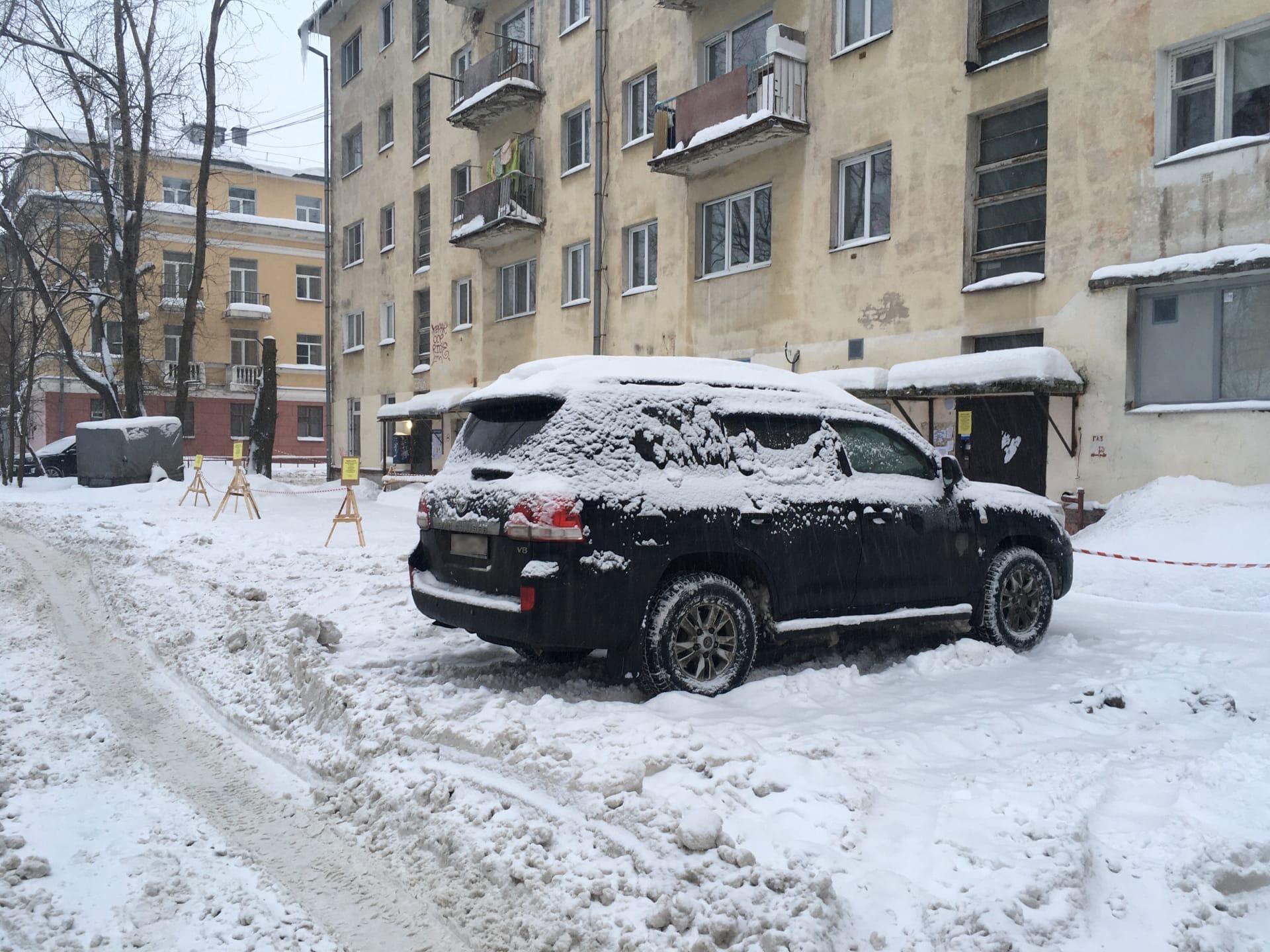 Как найти владельцев припаркованных авто во дворах; почему УК не могут  убрать машины во дворах для уборки снега - 21 января 2022 - 29.ру