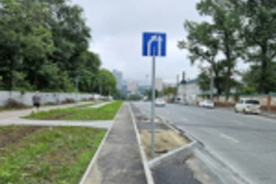 На Ивановской выделили полосу под парковку и остановку
