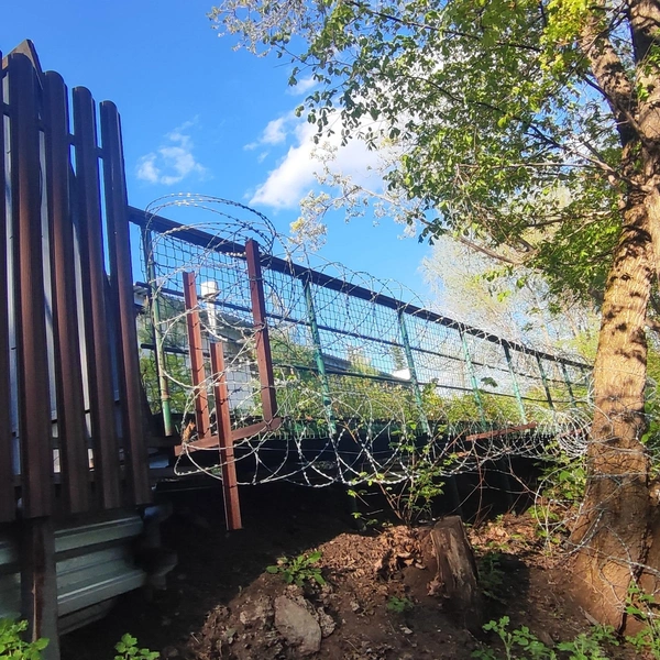 Забор с колючей проволокой, под ним сыплется земля | Источник: Марина Каримова / UFA1.RU