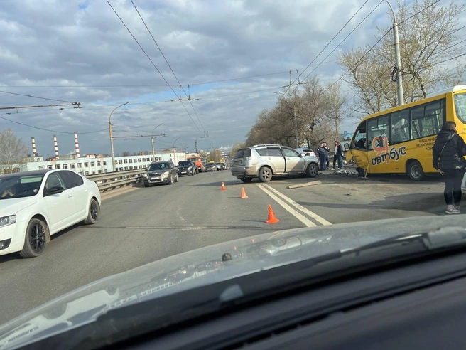 Травмы получили водители и пассажиры автобуса | Источник: читатель 76.RU