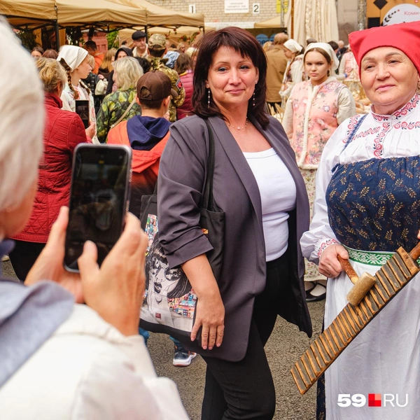Гости фестиваля фотографируются на память | Источник: Тимофей Калмаков / 59.RU