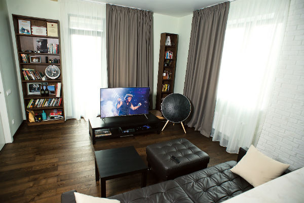 Телеведущий признается, что пока в квартире не хватает мелочей, которые сделали бы ее уютной, - фото, картин