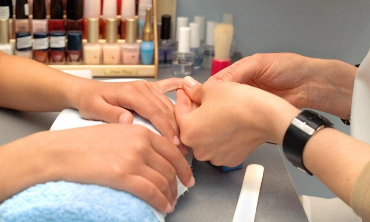 Маникюр может помешать спасти жизнь — реальный случай из медицины | Источник: iStock/ivanmateev