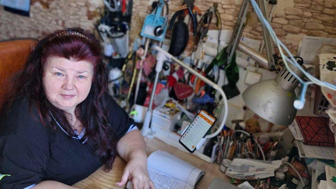 «Им кажется, что на носу крупный куш»: как кукольная мастерица борется с телефонными аферистами — видео