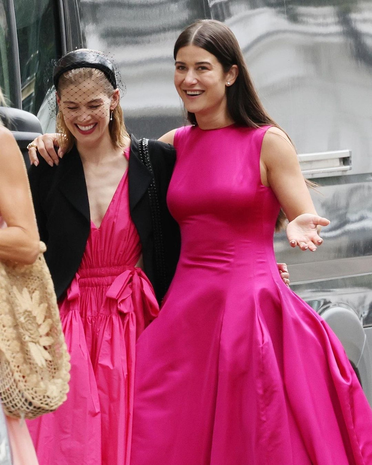 Розовый — абсолютный хит этого лета: Розамунд Пайк в пышном платье, как у Барби