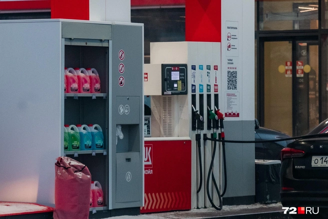 Стоимость топлива на заправках растет с каждым днем. В дополнение к этому на некоторых АЗС вводят различные ограничения | Источник: Иван Митюшёв / Городские медиа