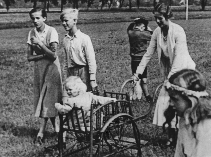 Фото №10 - Принц Филипп и его семья: как тяжелое детство сформировало характер супруга Елизаветы II