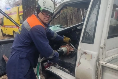 Водитель грузовика освобожден спасателями после ДТП в Забайкалье