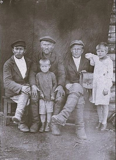 Ефим Михайлович Нижегородцев (второй слева) в ссылке с членами семьи, 1934–1935 гг. Крайний слева&nbsp;— зять Михаил Никандрович Бронников, справа&nbsp;— сын Антон Ефимович Нижегородцев. Дети Антона Ефимовича&nbsp;— Надежда и Федор | Источник: семейный фотоархив Мисник Л. М.