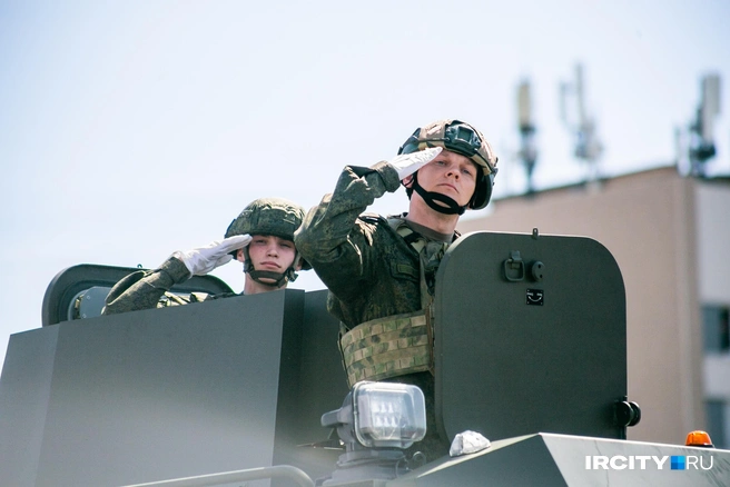 Военнослужащие отдают честь | Источник: Ксения Филимонова / «ИрСити»