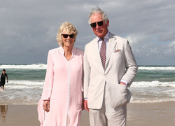 Простые радости: герцогиня Камилла прогулялась по пляжу босиком