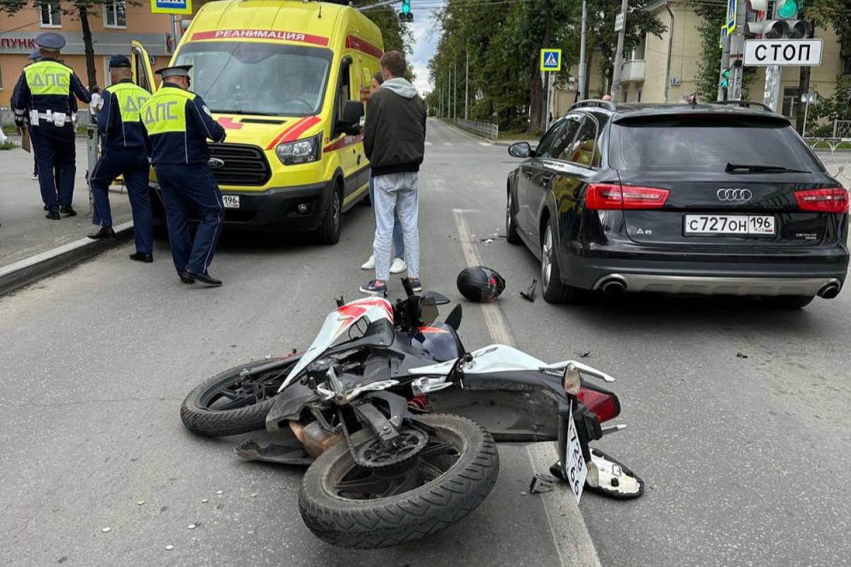 В Екатеринбурге на Уралмаше мотоциклист сбил курьера на самокате - 23  августа 2023 - Е1.ру