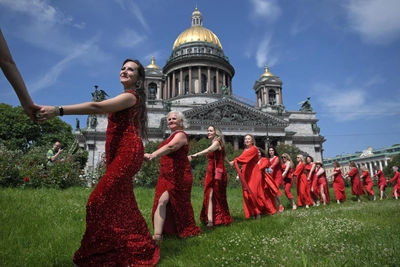 Женщины в красном вернулись в Петербург: акция из Сибири