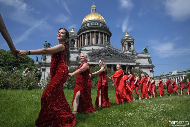 Женщины в красном вернулись в Петербург. Это привет из Сибири, судя по всему, не бесплатный | Источник: Андрей Бок / FONTANKA.RU