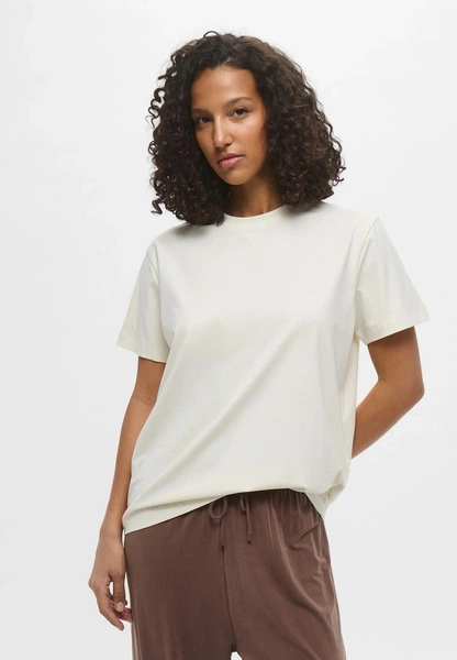 Лучшие базовые футболки, чтобы носить со свитерами, жакетами и рубашками