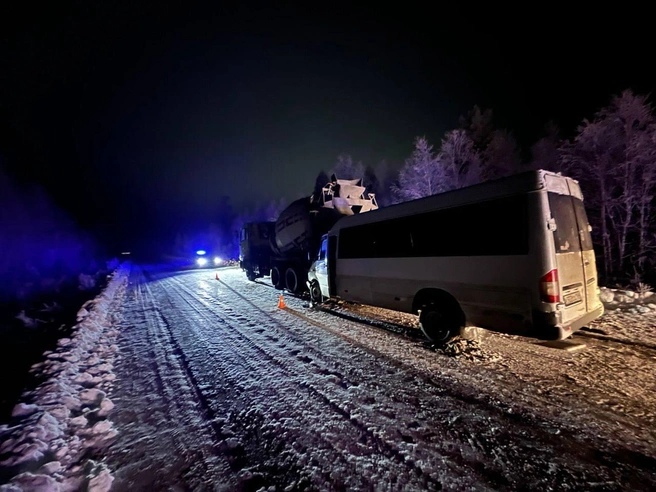 Девять человек оказались в больнице после аварии: служебный автобус въехал в бетономешалку под Нижнеудинском | Источник: «МВД38» / Telegram