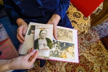 Фото мамы — Марии Петровны — из документов немцев с печатью гестапо | Источник: Олег Фёдоров / CHITA.RU