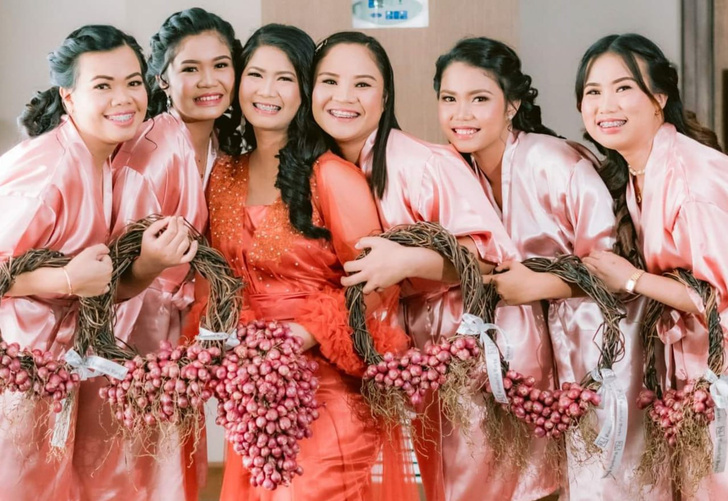 Самая странная свадебная традиция: этим предметом невесты на Филиппинах заменяют свадебный букет — угадаете, о чем речь?
