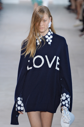 Свитер Love, Michael Kors SS17Вещи-заявления можно отыскать не только во Франции: Майкл Корс, любимый дизайнер самой Мелании Трамп, в весенне-летней коллекции тоже украшал надписями свою одежду. Не смотрите, что у свитера длинные рукава и свободный крой: вещи для первой леди США меняют по первому звонку.