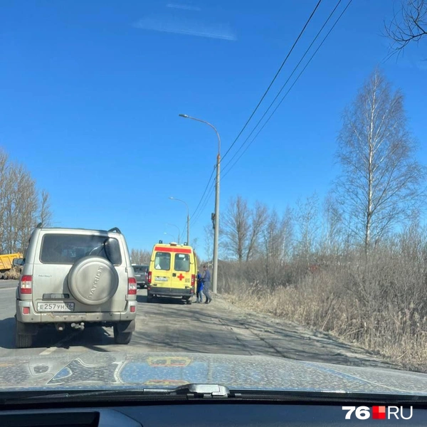На месте аварии работала скорая помощь | Источник: читатель 76.RU Тимур