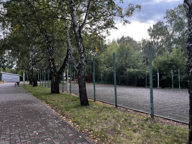 У большого футбольного поля нет ограждения, играть в мяч уже небезопасно | Источник: «Характер Девелопмент»