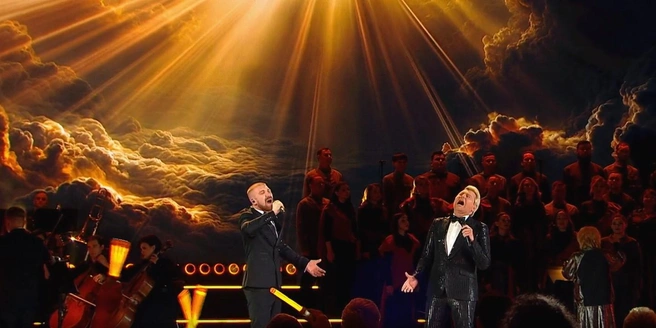 Хор только «аккомпанировал»&nbsp;— в центре внимания был дуэт | Источник: Телеканал «Россия 1», «Вайт Медиа»