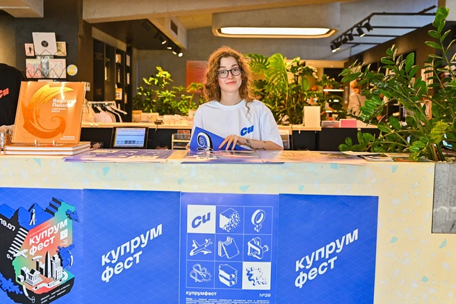 Кстати, сотрудники «Других измерений»&nbsp;— это не просто продавцы, а резиденты. Между прочим, они сами занимаются поиском тех книг, что здесь продаются | Источник: Максим Воробьев