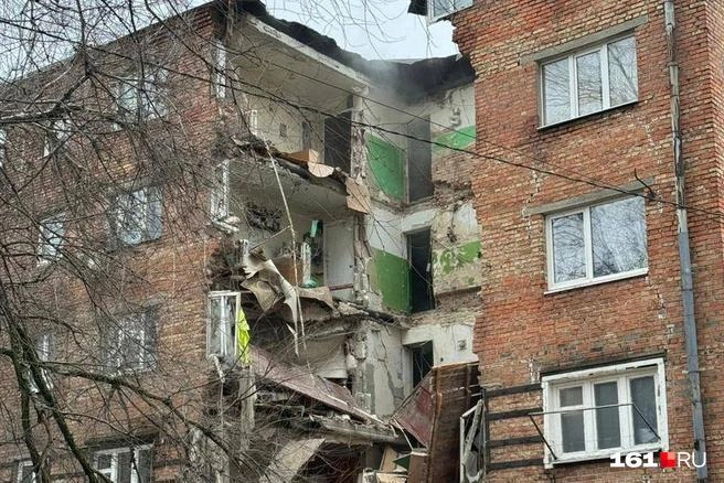 Пятиэтажный дом на Нариманова, 73/2 был построен в 1963 году. В 2020 году его признали аварийным, но только в августе 2023 года власти решили изъять землю под ним и квартиры в связи с аварийностью | Источник: Евгений Вдовин / 161.RU