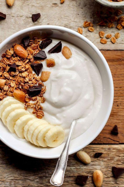 Диетолог назвала три причины, почему не стоит есть любимый йогурт на завтрак