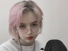 «Зачем вы дочь трогаете, гады?»: родившая в 14 лет школьница оправдывается за торговлю снимками ребенка