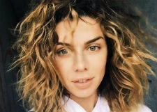 Анна Седокова заставляет старшую дочь наряжаться