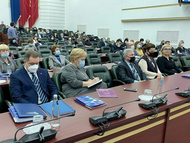Единственный человек в кадре без маски, несмотря на пик ковида, — Ольга Турбаба | Источник: Юрий Скворцов / Vk.com