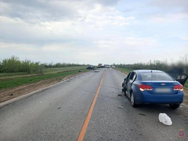 Два человека в «Ладе» погибли, ещё шестеро пострадавших доставлены в больницу | Источник: ГУ МВД России по Волгоградской области