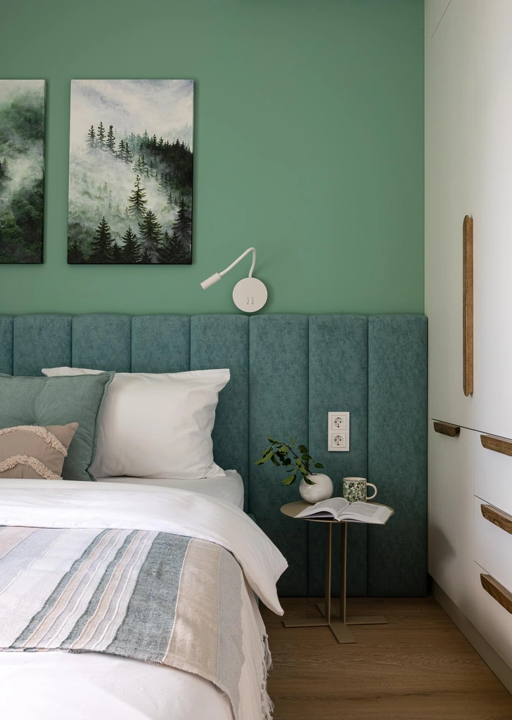 Прикроватный столик, Mexo. Постельное белье, Monson. Бра, Arte lamp. Ваза белая, «Утки растопят лед». Декоративная подушка, Divan.by. | Источник: Катя Самойлович. Стиль: Милана Колодник 