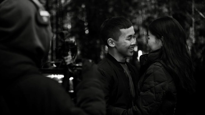 Эрхан Слепцов и Вика Попова играли в фильме влюбленных | Источник: Дьулусхан Андросов