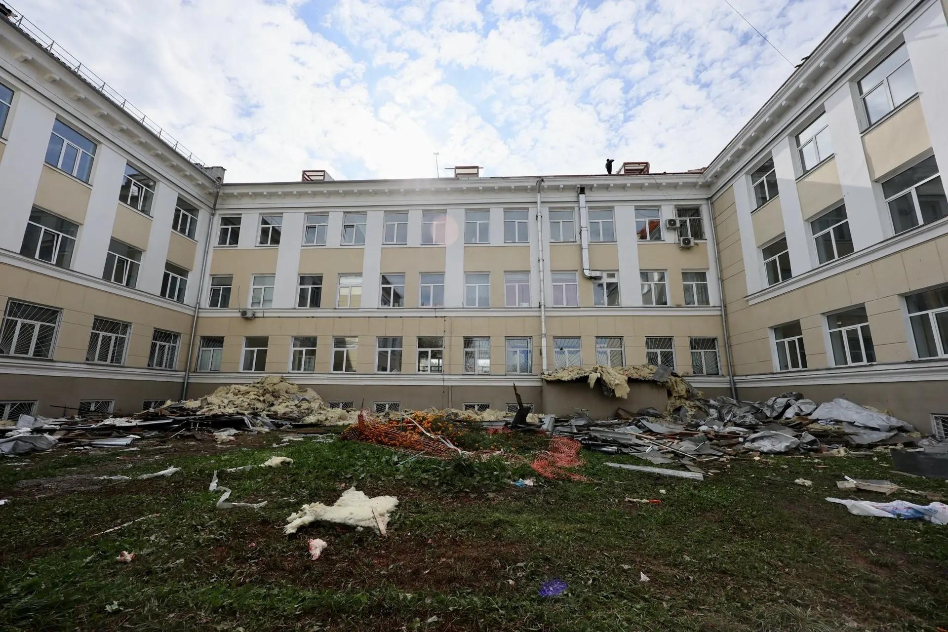 «Потолки могут обрушиться прямо на головы врачей»: пациентов возмутил разгромный ремонт челябинской поликлиники