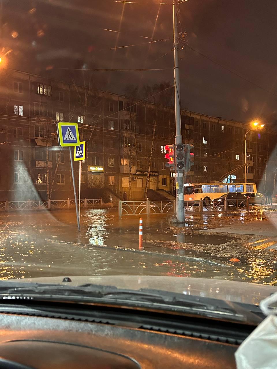 В Екатеринбурге затопило важный перекресток, машины поплыли: видео